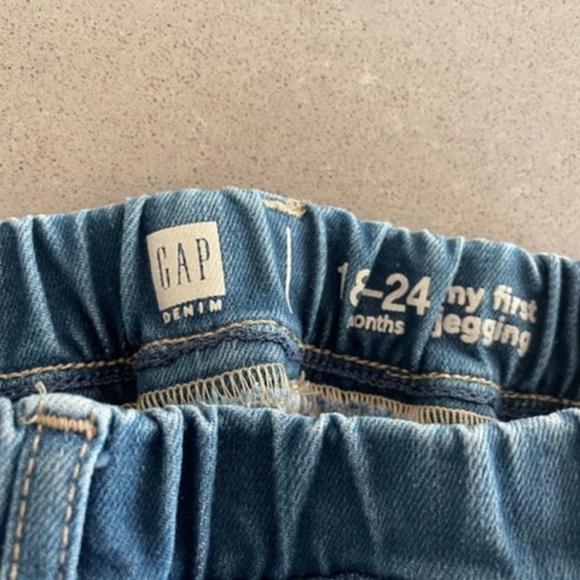Baby Gap 18-24M Flowered Elastic Waist Jeans Jeggings Never worn NWOT - Picture 3 of 5